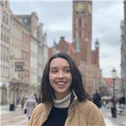 Ragazza di 23 anni fornisce lezioni di inglese